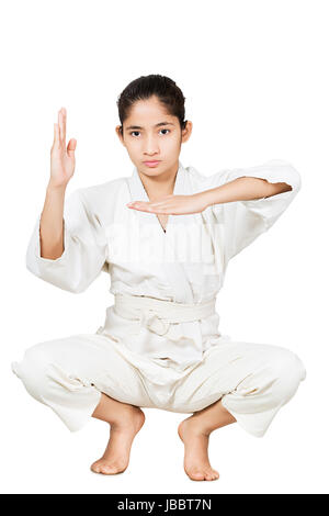 Haltung ein indischer Jugendlicher Mädchen tun Martial Arts auf weißem Hintergrund posiert Stockfoto