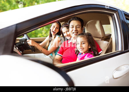 4 personen Auto Tochter fahren Girls Kids Eltern Picknick sitzen lächeln Stockfoto