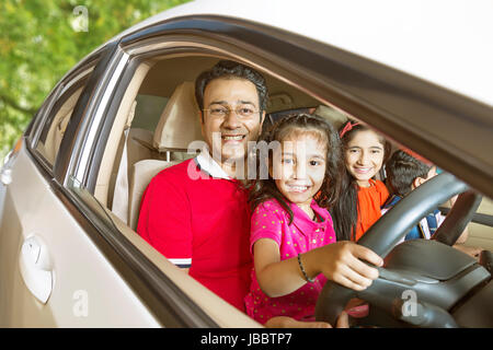 4 personen Auto fahren, Vater reise Kinder sitzen, Lenkrad Teenager Reisen Stockfoto