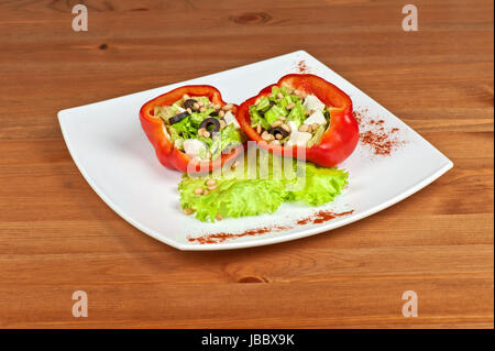 Gefüllte Paprika mit Feta-Käse und Gemüse gebraten Stockfoto