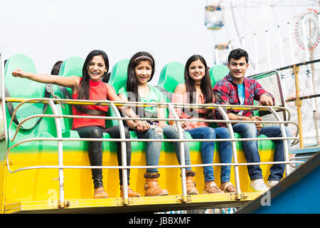 4 Jungen und Mädchen Freunde Reiten Achterbahn Messe Surajkund Stockfoto