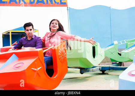 2 Jugendlicher Freund reiten Jhula gerne Spaß fröhliche Vergnügungspark Stockfoto