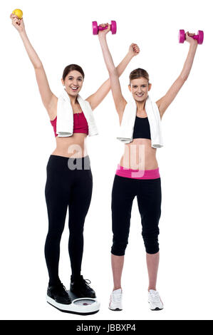 Mädchen in der Turnhalle der Ausarbeitung zusammen. Ernähren Sie sich gesund, bleiben fit Stockfoto