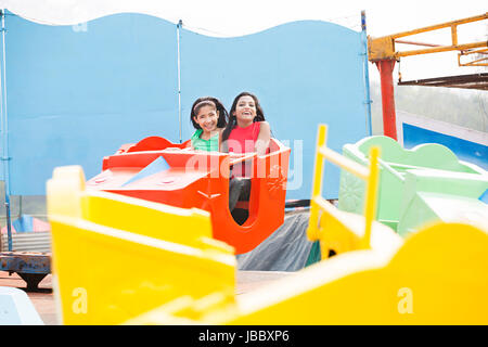 2 junge Mädchen Freunde Reiten Jhula Spaß genießen Messe Surajkund Stockfoto