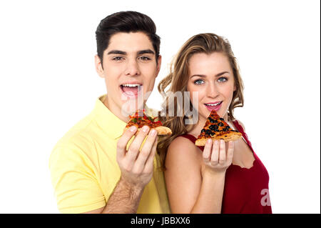 Jungen und Mädchen hält Stück leckere Pizza. Stockfoto