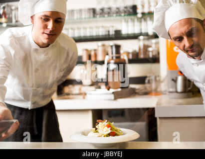 Zwei männliche Profiköchen in Restaurantküche Stockfoto