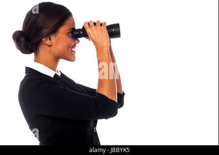 Junge Geschäftsfrau, die ein Auge auf ihr Team aus Distanz Stockfoto
