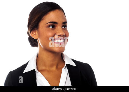 Junge Geschäftsfrau etwas anzusehen und lächelnd Stockfoto