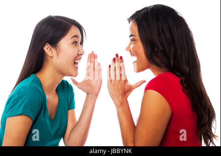 Junge Mädchen, Klatsch und ihre Geheimnisse zu teilen Stockfoto