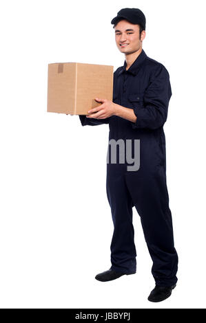 Junger Mann in Uniform, die Bereitstellung Paket vor der Haustür Stockfoto