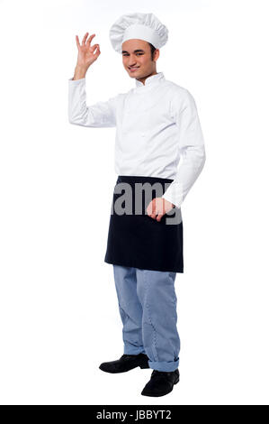 Lächelnd männlichen Chef zeigt fantastische Geste nach köstliche Speisen Stockfoto