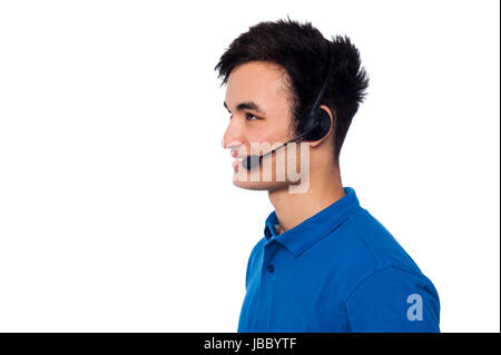 Foto von ein schöner Kerl spricht über Mikrofon Stockfoto