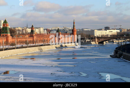 Moskauer Kreml im Winter fotografiert auf einem Hintergrund von der Moskwa bedeckt mit Eis Stockfoto