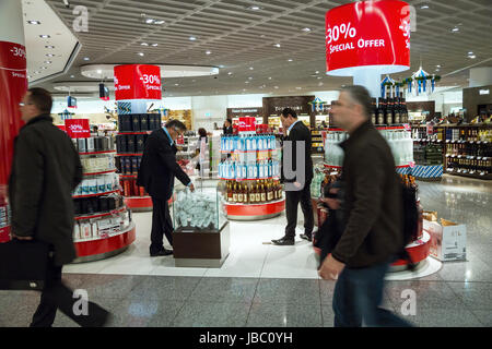 Frankfurt, Deutschland, Travel Value Shop im Transitbereich des Flughafens ​​Frankfurt Stockfoto