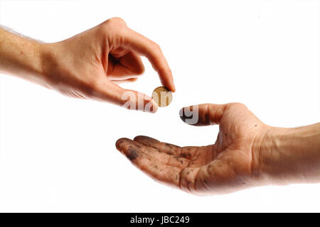 Eine saubere Hand eine Münze in eine schmutzige Hand bieten. Stockfoto