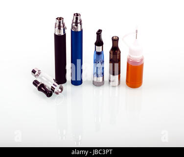 große e-Zigaretten, isoliert auf weiss Stockfoto