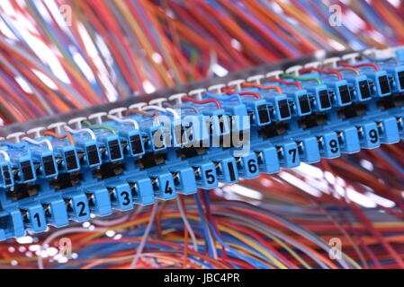 Telekommunikationsausrüstung, Hauptverteiler mit Kabeln, Nahaufnahme Stockfoto