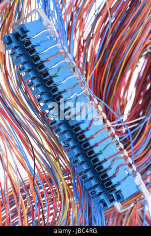 Telekommunikationsausrüstung, Hauptverteiler mit Kabeln, Nahaufnahme Stockfoto