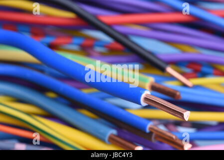 Farbige elektrische Kabel und Leitungen Stockfoto
