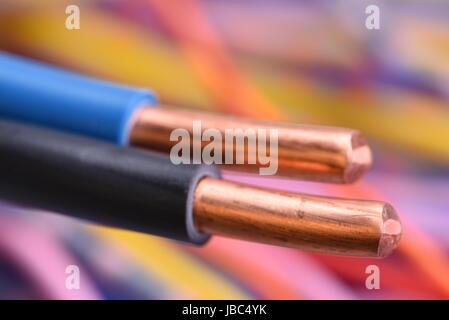 In der Nähe von elektrischen Draht mit verschwommenen Hintergrund Stockfoto