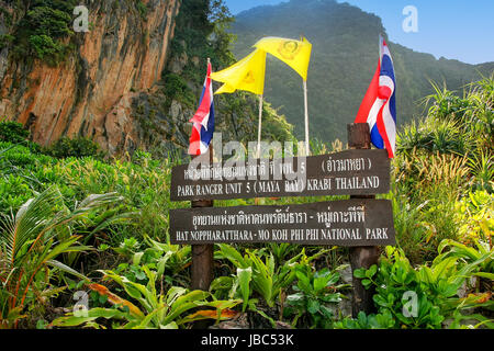 Nationalpark-Board auf der Insel Phi Phi Leh, Provinz Krabi, Thailand. Koh Phi Phi Leh ist Teil des Mu Ko Phi Phi National Park. Stockfoto