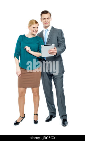 Geschäftsmann mit Sekretärin neben TabletPC. Voller Länge Porträts Stockfoto