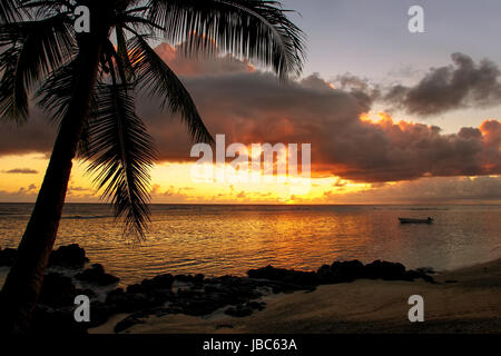 Bunte Sonnenaufgang am Strand in Lavena Dorf auf Taveuni Island, Fidschi. Taveuni ist die drittgrößte Insel in Fidschi. Stockfoto