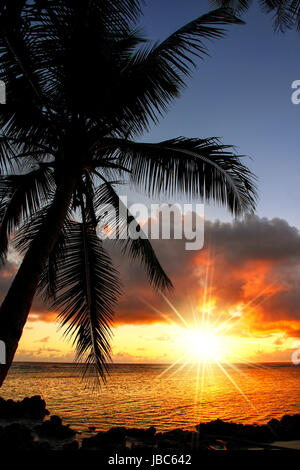 Bunte Sonnenaufgang am Strand in Lavena Dorf auf Taveuni Island, Fidschi. Taveuni ist die drittgrößte Insel in Fidschi. Stockfoto