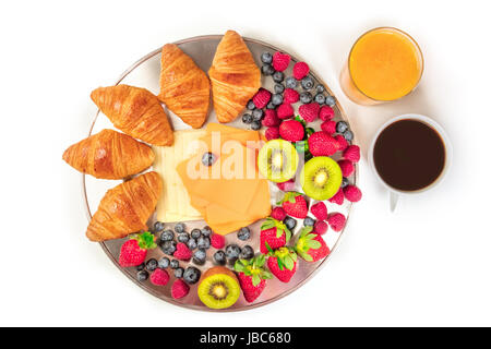 Obenliegende Foto von Hotel Frühstückszutaten auf weißem Hintergrund. Croissants, Käse, frisches Obst wie Erdbeeren, Himbeeren, Heidelbeeren, ein Stockfoto