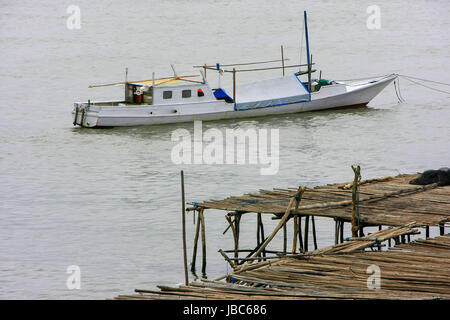 Traditionelles Boot verankert in Labuan Bajo Stadt auf der Insel Flores, Nusa Tenggara, Indonesien. Die lokale Wirtschaft in der Stadt ist rund um die Fähre p zentriert. Stockfoto