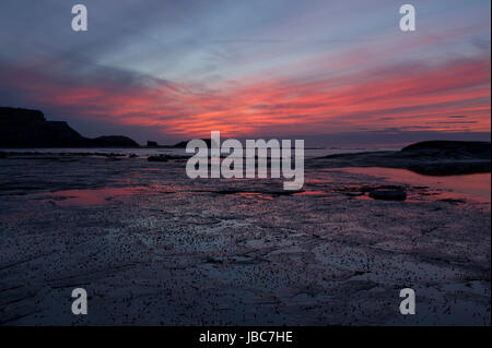 Eine schöne orange Sonnenuntergang über gegen Bay, Whitby an der Nordküste Yorkshire Stockfoto