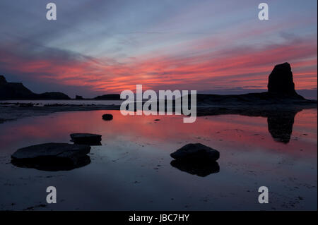 Eine schöne orange Sonnenuntergang über gegen Bay, Whitby an der Nordküste Yorkshire Stockfoto