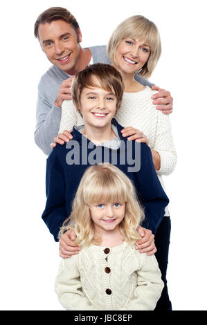 Komplette Familie. Tochter, Sohn, Mutter und Vater. Hinter einander stehen. Stockfoto