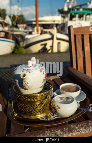 Leer, Deutschland, Topf mit Ostfriesischer Tee in einem Street Cafe Stockfoto