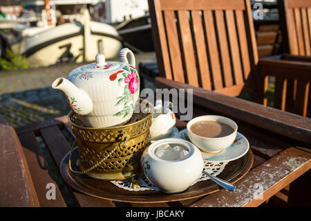 Leer, Deutschland, Topf mit Ostfriesischer Tee in einem Street Cafe Stockfoto