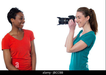 Frau, die ein Bild von ihrer Freundin Stockfoto