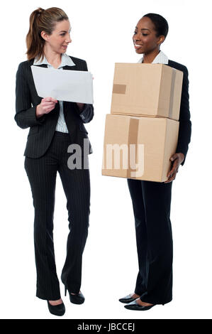 Lächelnde Geschäftsfrauen diskutieren Aktiendetails Stockfoto