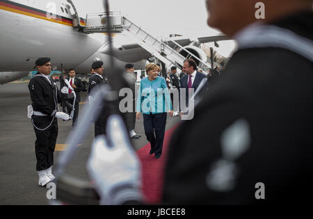 Mexico City, Mexiko. 9. Juni 2017. Bundeskanzlerin Angela Merkel empfängt Mexikos Foreign Minister Luis Videgaray (R) am Flughafen in Mexiko-Stadt, Mexiko, 9. Juni 2017. Merkel ist zu einem dreitägigen Besuch in Argentinien und Mexiko. Foto: Michael Kappeler/Dpa/Alamy Live News Stockfoto