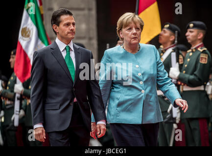 Mexico City, Mexiko. 9. Juni 2017. Mexikos Präsident Enrique Pena Nieto (L) erhält die deutsche Bundeskanzlerin Angela Merkel mit militärischen Ehren im National Palace in Mexiko-Stadt, Mexiko, 9. Juni 2017. Merkel ist zu einem dreitägigen Besuch in Argentinien und Mexiko. Foto: Michael Kappeler/Dpa/Alamy Live News Stockfoto