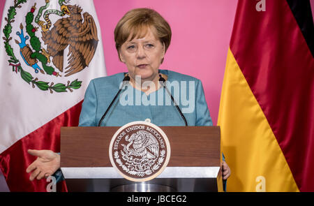 Mexico City, Mexiko. 9. Juni 2017. Bundeskanzlerin Angela Merkel liefert Bemerkungen während einer Pressekonferenz nach Gesprächen im Nationalpalast in Mexico City, Mexiko, 9. Juni 2017. Merkel ist zu einem dreitägigen Besuch in Argentinien und Mexiko. Foto: Michael Kappeler/Dpa/Alamy Live News Stockfoto