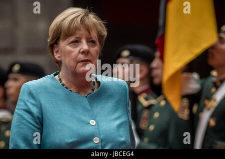 Mexico City, Mexiko. 9. Juni 2017. Bundeskanzlerin Angela Merkel prüft die Ehrengarde im National Palace in Mexiko-Stadt, Mexiko, 9. Juni 2017. Merkel ist zu einem dreitägigen Besuch in Argentinien und Mexiko. Foto: Michael Kappeler/Dpa/Alamy Live News Stockfoto