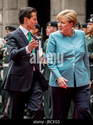 Mexico City, Mexiko. 9. Juni 2017. Mexikos Präsident Enrique Pena Nieto (L) erhält die deutsche Bundeskanzlerin Angela Merkel mit militärischen Ehren im National Palace in Mexiko-Stadt, Mexiko, 9. Juni 2017. Merkel ist zu einem dreitägigen Besuch in Argentinien und Mexiko. Foto: Michael Kappeler/Dpa/Alamy Live News Stockfoto