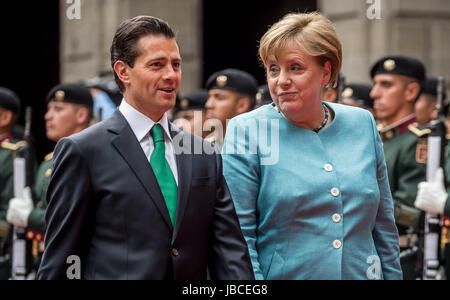 Mexico City, Mexiko. 9. Juni 2017. Mexikos Präsident Enrique Pena Nieto (L) erhält die deutsche Bundeskanzlerin Angela Merkel mit militärischen Ehren im National Palace in Mexiko-Stadt, Mexiko, 9. Juni 2017. Merkel ist zu einem dreitägigen Besuch in Argentinien und Mexiko. Foto: Michael Kappeler/Dpa/Alamy Live News Stockfoto