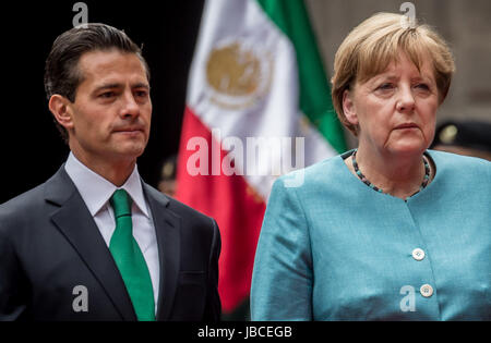 Mexico City, Mexiko. 9. Juni 2017. Mexikos Präsident Enrique Pena Nieto (L) erhält die deutsche Bundeskanzlerin Angela Merkel mit militärischen Ehren im National Palace in Mexiko-Stadt, Mexiko, 9. Juni 2017. Merkel ist zu einem dreitägigen Besuch in Argentinien und Mexiko. Foto: Michael Kappeler/Dpa/Alamy Live News Stockfoto