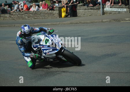 Isle Of Man, Großbritannien (UK). 9. Juni 2017.  Liebling der Fans, Nummer 4, Ian Hutchinson auf seine Tyco BMW an Cruickshanks Ecke, Ramsey, Isle of man "Hutchy" geflogen war, Hoispital, nachdem er einen gebrochenen Oberschenkel erlitten, als er sein Motorrad in der Nähe der 27. Meilenstein auf der Bergstrasse in Runde zwei des Rennens stürzte. Das Rennen war rot markiert und über vier Runden um 17:15 neu gestartet. PokerStars Senior TT Rennen. (Detaillierte Wettbewerberinformationen: https://www.iomtt.com/TT-Database.aspx) Bildnachweis: Louisa Jane Bawden/Alamy Live-Nachrichten. Stockfoto