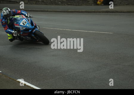 Isle Of Man, Großbritannien (UK). 9. Juni 2017.  Liebling der Fans und Senior TT Rennen Gewinner Nummer 6 Michael Dunlop auf seine Bennetts Suzuki in den Cruickshank Ecke, Ramsey, Isle Of man. Dies war Michael Dunlops 15. TT Rennen zu gewinnen machen ihn zu einem der meisten erfolgreichen Solo Fahrer aller Zeiten. PokerStars Senior TT Rennen. (Detaillierte Wettbewerberinformationen: https://www.iomtt.com/TT-Database.aspx) Bildnachweis: Louisa Jane Bawden/Alamy Live-Nachrichten. Stockfoto