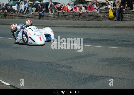 Isle Of Man, Großbritannien (UK). 9. Juni 2017.  Fan-Favoriten und Rennsieger Nummer 1 Birchall Ben und Tom Birchall (LCR / IEG Racing) an Cruickshanks Ecke, Ramsey, Isle Of Man, UK. Sicher Sidecar TT Rennen 2. (Detaillierte Wettbewerberinformationen: https://www.iomtt.com/TT-Database.aspx) Bildnachweis: Louisa Jane Bawden/Alamy Live-Nachrichten. Stockfoto