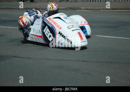 Isle Of Man, Großbritannien (UK). 9. Juni 2017.  Fan-Favoriten und Rennen Gewinner, Nummer 1, Ben Birchall und Tom Birchall (LCR / IEG Racing) an Cruickshanks Ecke, Ramsey, Isle Of Man, UK. Sicher Sidecar TT Rennen 2. (Detaillierte Wettbewerberinformationen: https://www.iomtt.com/TT-Database.aspx) Bildnachweis: Louisa Jane Bawden/Alamy Live-Nachrichten. Stockfoto