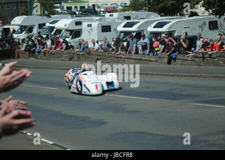 Isle Of Man, Großbritannien (UK). 9. Juni 2017.  Fan-Favoriten und Rennen Gewinner, Nummer 1, Ben Birchall und Tom Birchall (LCR / IEG Racing) an Cruickshanks Ecke, Ramsey, Isle Of Man, UK. Sicher Sidecar TT Rennen 2. (Detaillierte Wettbewerberinformationen: https://www.iomtt.com/TT-Database.aspx) Bildnachweis: Louisa Jane Bawden/Alamy Live-Nachrichten. Stockfoto