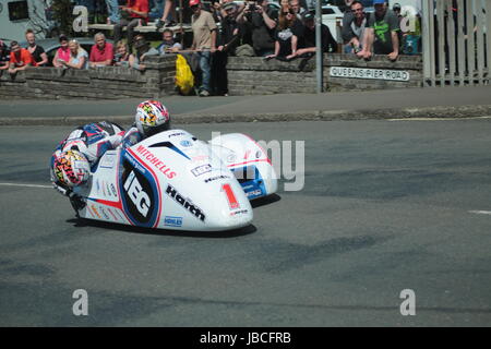 Isle Of Man, Großbritannien (UK). 9. Juni 2017.  Fan-Favoriten und Rennen Gewinner, Nummer 1, Ben Birchall und Tom Birchall (LCR / IEG Racing) an Cruickshanks Ecke, Ramsey, Isle Of Man, UK. Sicher Sidecar TT Rennen 2. (Detaillierte Wettbewerberinformationen: https://www.iomtt.com/TT-Database.aspx) Bildnachweis: Louisa Jane Bawden/Alamy Live-Nachrichten. Stockfoto